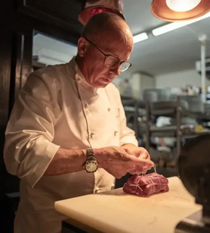 Le Chef Stéphane Avelin ficelle un filet de bœuf pendant un cours de cuisine privé
