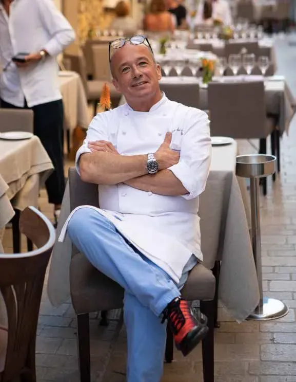 Le Chef Stéphane Avelin en salle, photographié pour L’Hôtellerie-Restauration