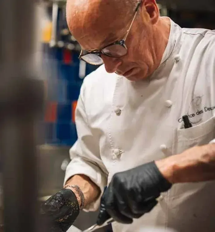 Le Chef Stéphane Avelin râpe la truffe pour une prestation traiteur