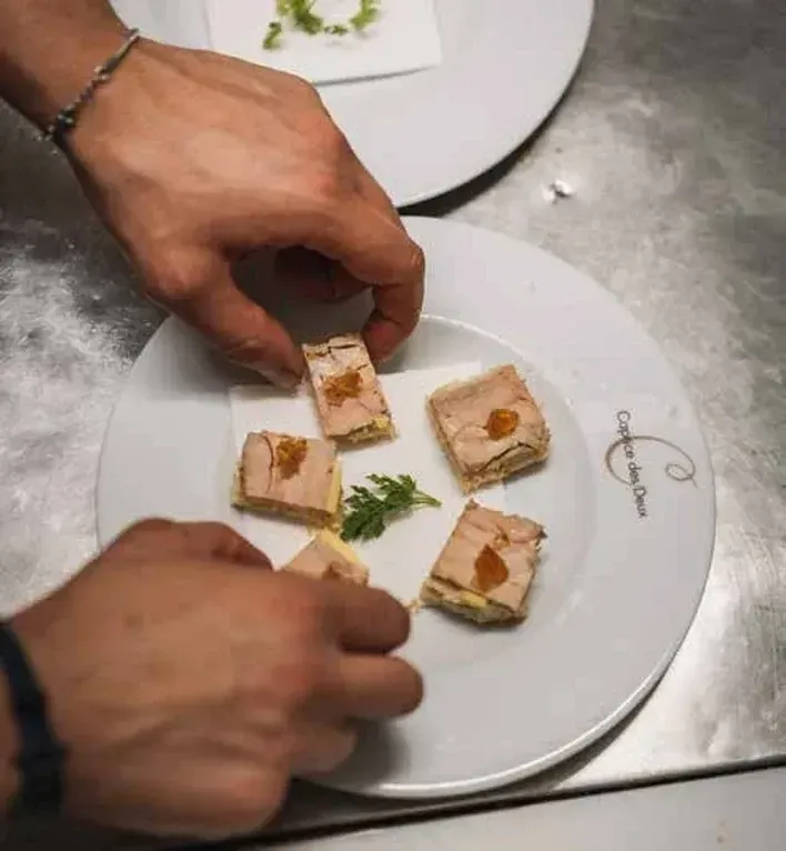 Dressage de bouchées au foie gras pour une réception privée